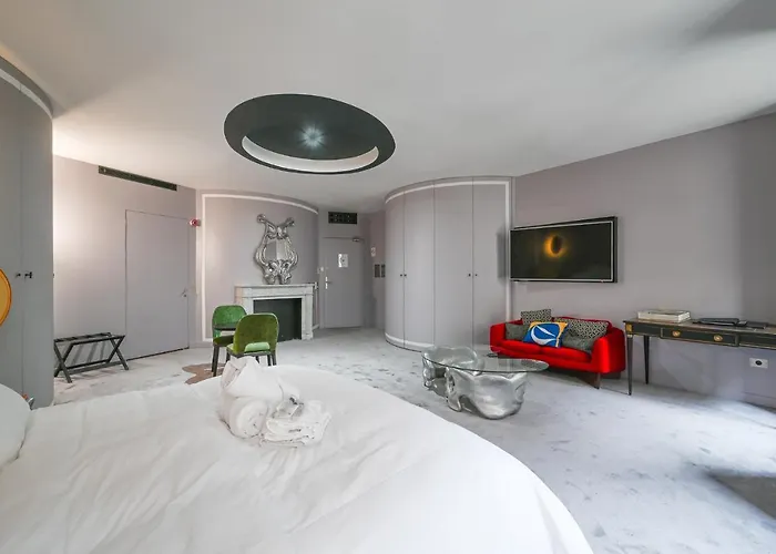 The Place To Be In Saint Germain Des Pres - Montana 2