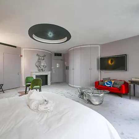 The Place To Be In Saint Germain Des Près - Montana 2
