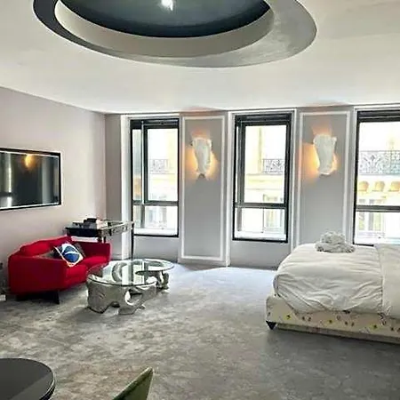 The Place To Be In Saint Germain Des Pres - Montana 2