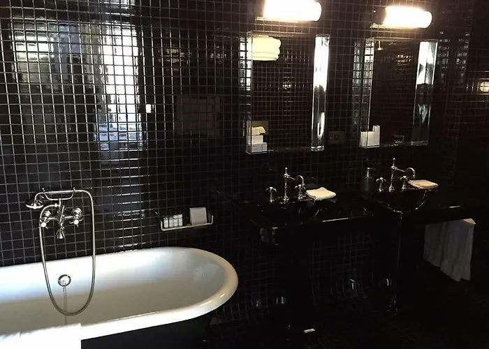 The Place To Be In Saint Germain Des Pres - Montana 2